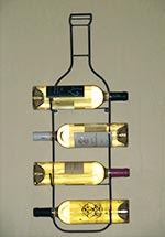 4 bouteilles de vins blancs au mur